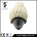 Beige Farbe Frauen klassischen Winter Acryl gestrickten Hut Pom Pom Beanie